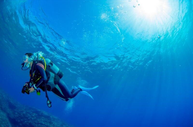 海の中を泳ぐダイバー